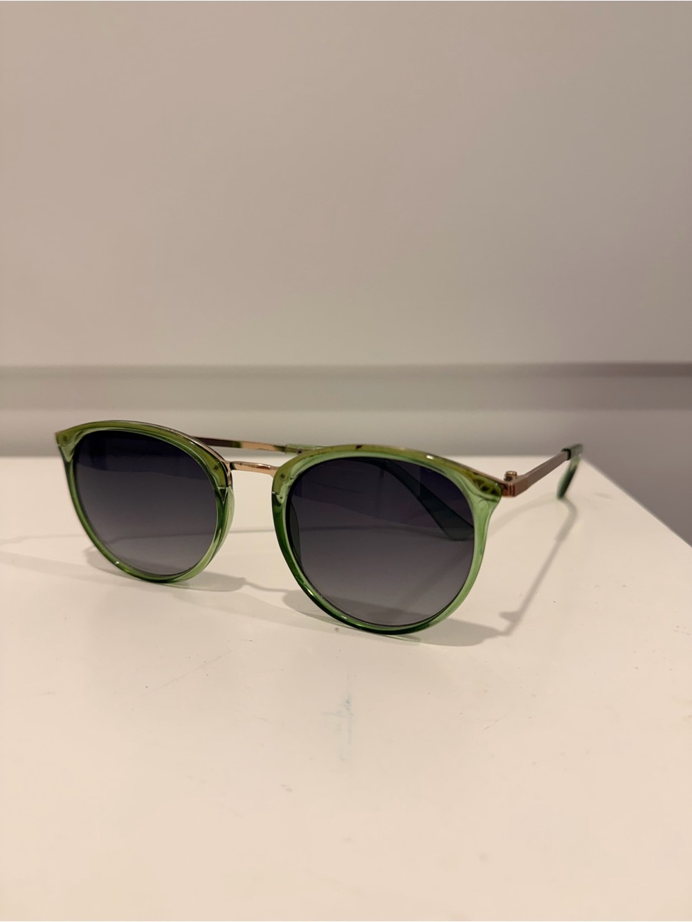 Green Round-Frame Women's Sunglasses with Gradient Lenses